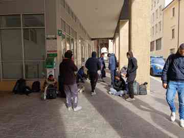 Migrants in front of the Prefecture in L'Aquila, November 7, 2025 | Photo: Fabio Iuliano / ANSA
