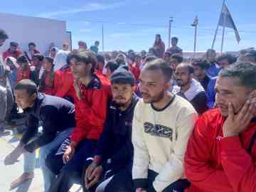 Many of the Bengali migrants, seen here sitting on the deck of the Life Support, came as laborers to Libya where they say they did not get paid and had their passports stolen. | Photo: Clare Roth/DW