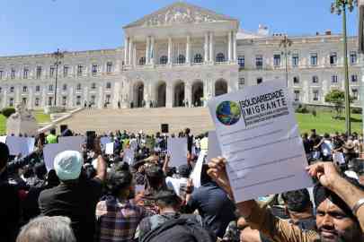 People taking part in a demonstration organized by the Immigrant Solidarity association and the immigrant collective outside the Parliament in Lisbon, Portugal | Photo: ARCHIVE/EPA/MANUEL DE ALMEIDA