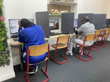 Deux candidats passent l'examen civique pour la carte de résident, dans le centre ABC Formation, en banlieue parisienne, le 14 février 2026. Crédit : InfoMigrants