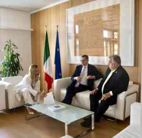 Premier Giorgia Meloni (L) during a meeting with Polish Premier Mateusz Morawiecki (C) e and his Hungarian counterpart Viktor Orban at the headquarters of the Italian delegation, on the sidelines of the EU summit in Brussels, on June 30, 2023 | Photo: ANSA/FILIPPO ATTILI - PALAZZO CHIGI