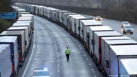 The UK border police invests a lot of effort into detecting clandestine passengers in cargo traveling to the UK | Photo: Andrew Matthews/AP/picture-alliance