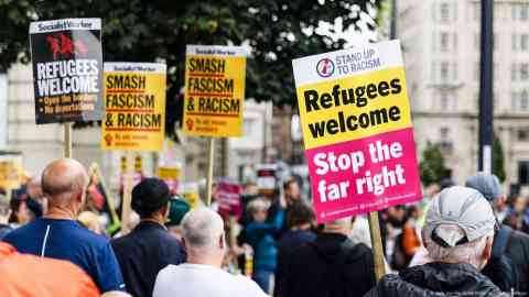 Since last weekend, anti-racism rallies have replaced violent riots on UK streets, including in Liverpool | Photo: Andy Von Pip/ZUMA Press Wire/picture alliance