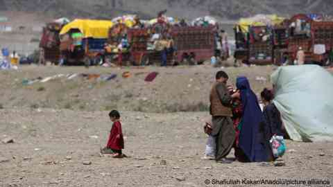 File photo used for illustration: A large number of undocumented Afghan migrants
gather at the Torkham border crossing of Pakistan on April 10, 2025, after being deported from Pakistan | Photo: picture alliance