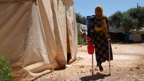  Fatima's daily life in a camp for internally displaced people is not always easy - not only did she lose her father in Aleppo, but she also had to have a leg amputated because she was seriously injured. | Photo: Omar Albam/DW
