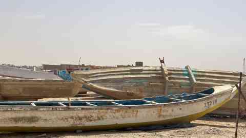 زوارق مستخدمة لعبور المهاجرين إلى جزر الكناري صادرتها السلطات الموريتانية، 2 أيلول/سبتمبر 2023. المصدر: Lauren Seibert / Human Rights Watch