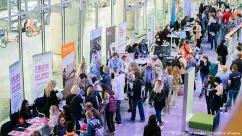 German companies have been reaching out to Ukrainian refugees | Photo: Christoph Soeder / dpa / picture alliance