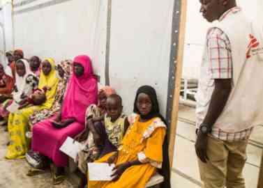 Sudanese refugees waiting at an MSF mobile clinic in southern Egypt | Photo: Corentin Fohlen/Divergence