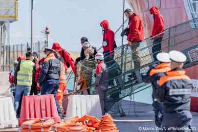 Migrants leaving the Life Support in the port of Ortona, Italy, on March 28, 2023 | Photo: Marco Zac/NurPhoto/IMAGO