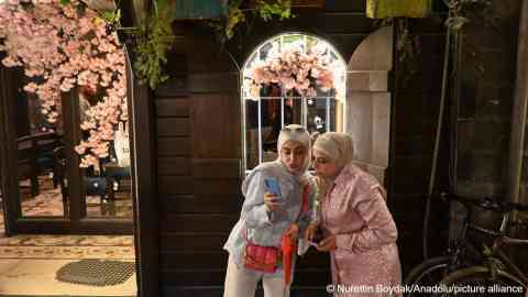 The streets of Damascus, taken in November 2025, reveal the city's efforts to return to daily life after prolonged conflict in the evening hours | Photo: Nurettin Boydak / Anadolu / picture alliance