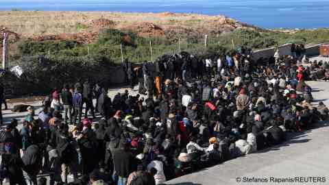 These migrants are pictured lining up outside the overcrowded center in Rethymno on the island of Crete on December 19, 2025 | Photo: REUTERS / Stefanos Rapanis