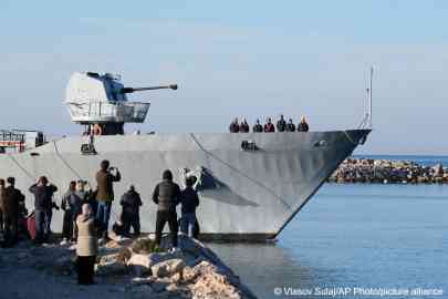 The Italian navy ship Libra arrives at the port of Shengjin, northwestern Albania with a second group of eight migrants on board | Photo: Vlasov Sulaj / AP / picture alliance