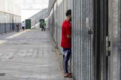 File photo: A migrant leaning against the gate inside the male section of the CPR of Ponte Galeria, Rome | Photo: Massimo Percossi / ANSA