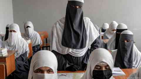 The Taliban's rejection of women's rights in Afghanistan has led to many trying to flee the control of the Islamist government | Photo: Ebrahim Noroozi / AP / picture alliance