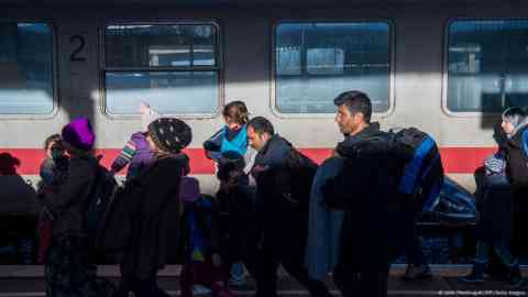A large number of asylum seekers arrived in Germany in 2015 as the Syrian Civil War raged (FILE: December 24, 2015) | Photo: John Macdougall/AFP/Getty Images via DW