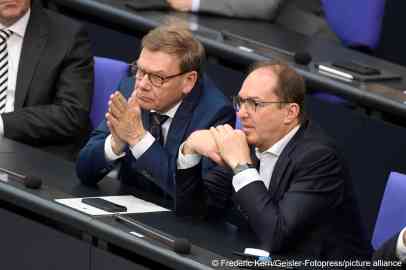 File photo: German Foreign Minister Johann Wadephul (L) und German Interior Minister Alexander Dobrindt (R) are being sued by the rights organization Pro Asyl, after Afghans waiting for asylum in Germany were deported from Pakistan | Photo:  Frederic Kern / picture alliance / Geisler-Fotopress