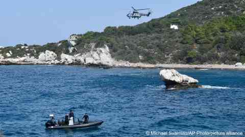 File photo used as illustration: Rescuers search for missing migrants off the coast of Samos, Greece | Photo: Michael Svarnias / picture alliance