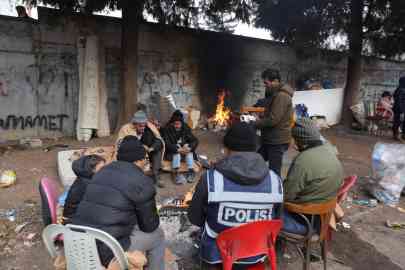 People warm themselves up around a fire in the street following a powerful earthquake in the city of Kahramanmaras, Turkey, 10 February 2023 | Photo: EPA/ABIR SULTAN