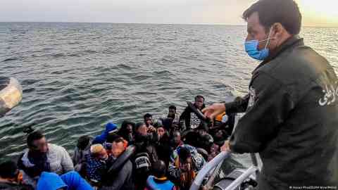 شرطة خفر السواحل التونسية تعترض قاربا لمهاجرين أفارقة
صورة من: Hasan Mrad/ZUMA Wire/IMAGO