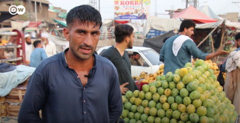 Afghan refugee Azam Khan sells mangoes to support himself, but he wants to become a champion fighter | Source: Video report DW