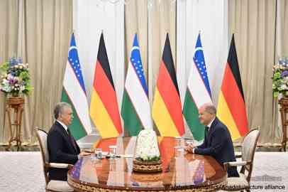 Uzbek President Shavkat Mirziyoyev (L) receives German Chancellor Olaf Scholz (R) in Samarkand, Uzbekistan on September 15, 2024 | Photo:Uzbek Presidency / Handout / Anadolu