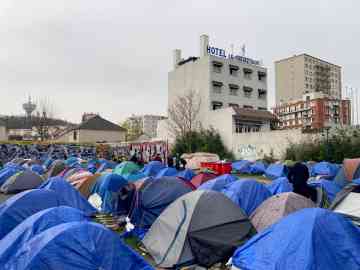 Around 300 migrants are now staying in this informal camp on the edge of Paris | Photo: Utopia56