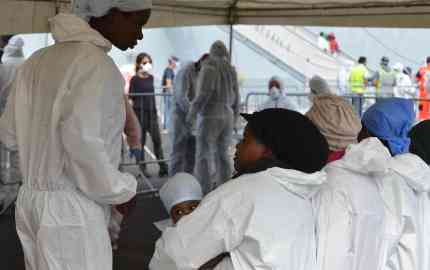 Migrants attending identification and health verification operations after disembarking in the port of Salerno, Italy | Photo: ARCHIVE ANSA / LUIGI PEPE