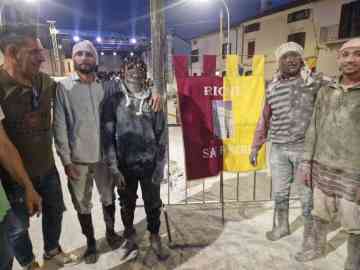 Abdoulaye Bagagnan, center, together with other members of his team at the Palio dei Rioni in Agnone, Molise, on September 7, 2025 | Photo: ANSA