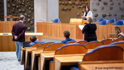 Dutch Caretaker Minister of Social Affairs and Employment Marielle Paul during a debate in the House of Representatives on the decision to allow employers to deduct rent from the minimum wage of migrant workers, Nov. 27, 2025 | Photo: IMAGO