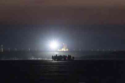 ©  Sameer Al-DOUMY / AFP | Migrants wait to board a smuggler's boat in an attempt to cross the English Channel off the beach of Gravelines, northern France, on 19 September 2025.