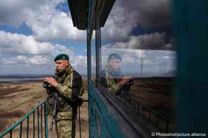 From file: A Hungarian serviceman of the Kosyno border guard unit surveys the terrain from a watchtower at the Ukraine-Hungary border | Photo: Serhii Hudak/Avalon