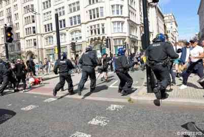 Police officers and demonstrators clash during an anti-migrant protest in Liverpool on August 3 , 2024 | Photo: Belinda Jiao / Reuters