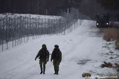 From file: Polish border guard officers patrol near the Kuznica-Bruzgi checkpoint on the Polish-Belarusian border amid the migrant crisis, in Kuznica, Poland, December 6, 2021 | Photo: Kacper Pempel/Reuters