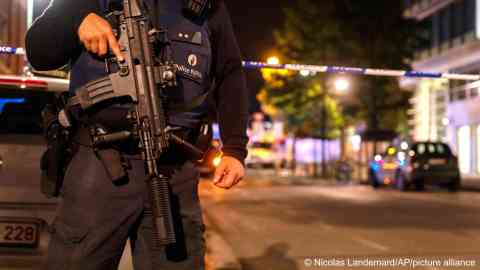 Brussels police operate a cordon in the Belgian capital after the shooting | Photo: Nicolas Lanedmard / picture alliance / Associated Press