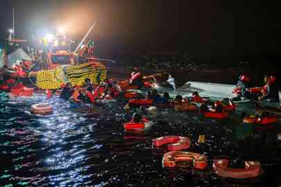 Dramatic rescue of migrants who fell in the water from a figerglass boat by the rescue crew of MSF's Geo Barents on March 16, 2024 | Photo: Simone Boccaccio/SOPA Images/Sipa USA/picture allianc