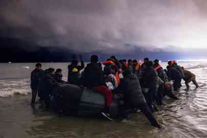 © Sameer Al Doumy, AFP | Migrants board an inflatable boat to try to cross the Channel, on Blériot beach in Sangatte (Pas-de-Calais) on October 30, 2024