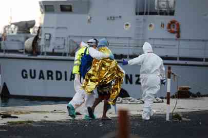 A survivor arrives in Pozzallo port after the shipwreck off the Libyan coast on March 13, 2023 | Photo: ANSA/Francesca Ruta