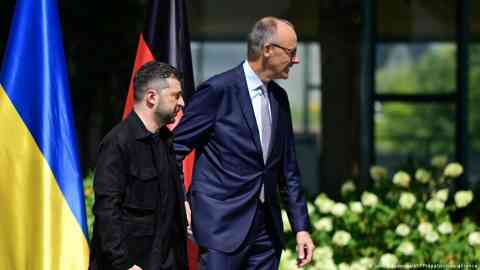 German Chancellor Friedrich Merz asked Ukrainian President Volodymyr Zelenskyy to curb the number of young Ukrainian men coming to Germany | Photo: John Macdougall/AFP/dpa/picture alliance