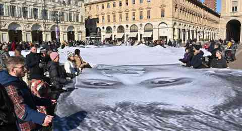 
Performance by the French artist JR in Piazza San Carlo in Turin ahead of his first personal show in Italy on February 7, 2023 | Photo: ANSA/Alessandro Di Marco