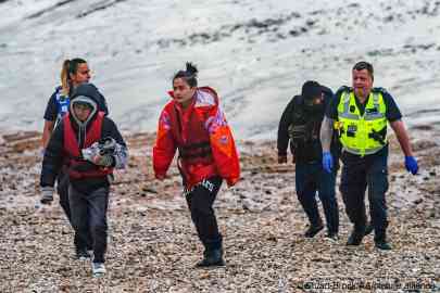 A group of migrants rescued from a boat in the Channel arrived on Dungeness beach in southern England on May 15, 2022 | Photo: Stuart Brock/AA/picture alliance