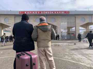 Several protesters mingled with the usual crowd of shopkeepers on the border between Iran and Turkey |  Photo: Victor Fièvre / InfoMigrants