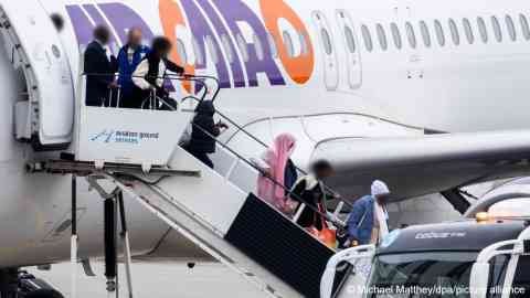 A resettlement flight bringing refugees to Germany lands in Hanover from Cairo, April 24, 2025 | Photo: picture-alliance