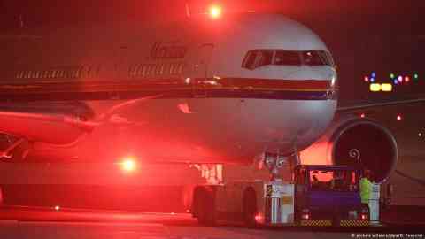 From file: A plane at Frankfurt airport believed to be preparing for a deportation flight to Kabul, December 2016 | Photo: picture-alliance/dpa/B. Roessler