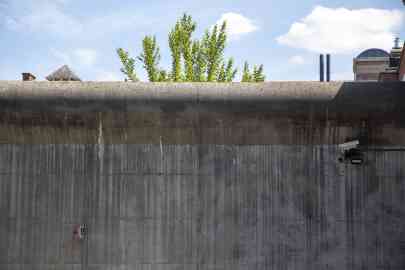 Wall surround the Vorst-Forest detention house in Brussels, Belgium | Photo: Nicolas Maeterlinck / Belga / dpa / picture alliance