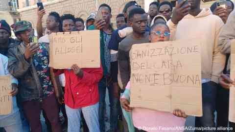 Migrants from Bari's Cara reception center protest under the Prefecture following news of the death in hospital of a guest at the center who, according to the migrants, did not receive adequate care. Bari, November 5, 2024 | Photo: Donato Fasano / ANSA / ZUMA Press