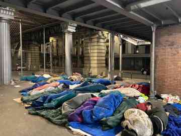 Migrants sleep under the metro at Stalingrad station, in northeastern Paris (archives) | Photo: Utopia 56