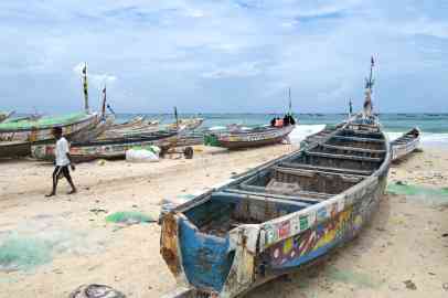 Une pirogue sur une plage de Fass-Boye, dans l'ouest du Sénégal. Crédit : AFP

