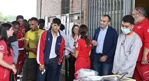 Migrants are being assisted by Red Cross volunteers in Turin in the presence of Mayor Stefano Lo Russo (third from the right) | Photo: Alessandro di Marco/ANSA