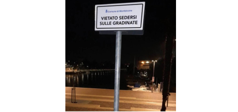 A 'No sitting' sign placed by the municipal administration of Monfalcone at the port, January 26, 2026 | Photo: ANSA
