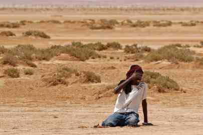 Migrants have been abandoned by Tunisian security forces in the desert, according to Libyan border guards and the migrants themselves | Photo: Mahmud Turkia/AFP